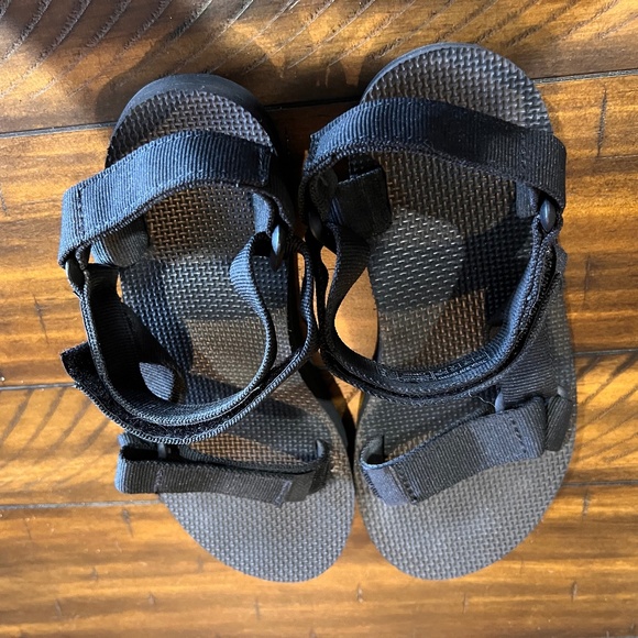 Teva Women's Size 6 Sandals Gently Worn Once - Picture 3 of 3